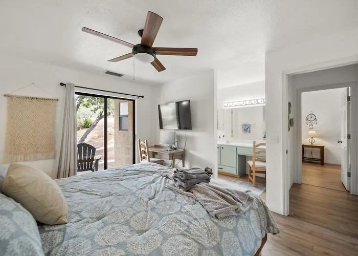 Private With Pool, Golf, Pickleball Apartment